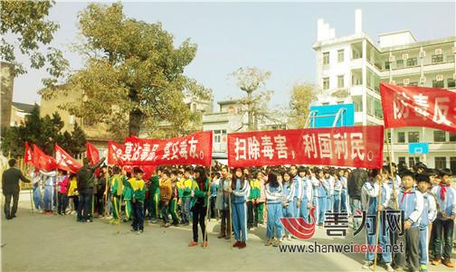 汕尾陆丰600多名师生走街串巷高呼禁毒(图)